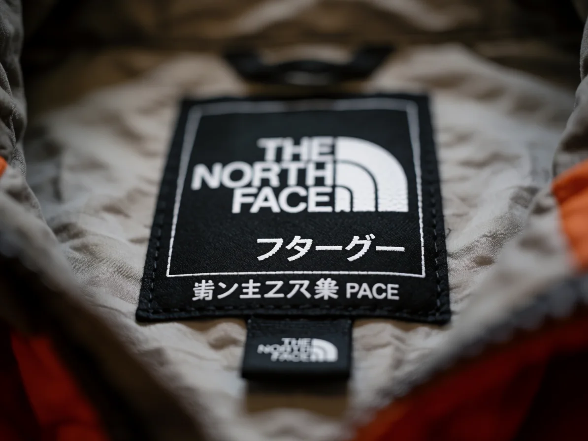 ノースフェースタグのフォント特写